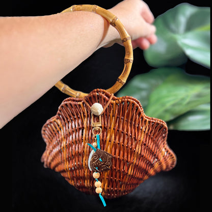 WICKER SHELL WRISTLET medium