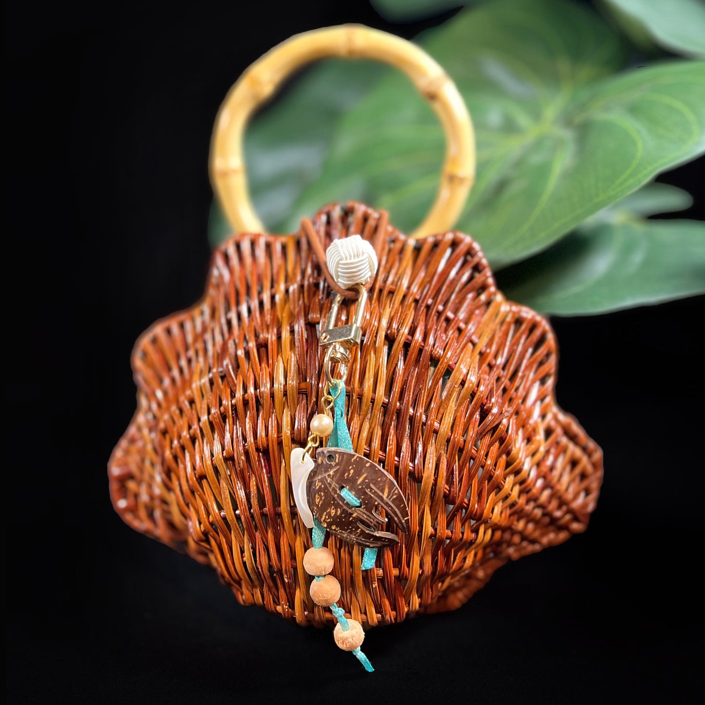 WICKER SHELL WRISTLET small