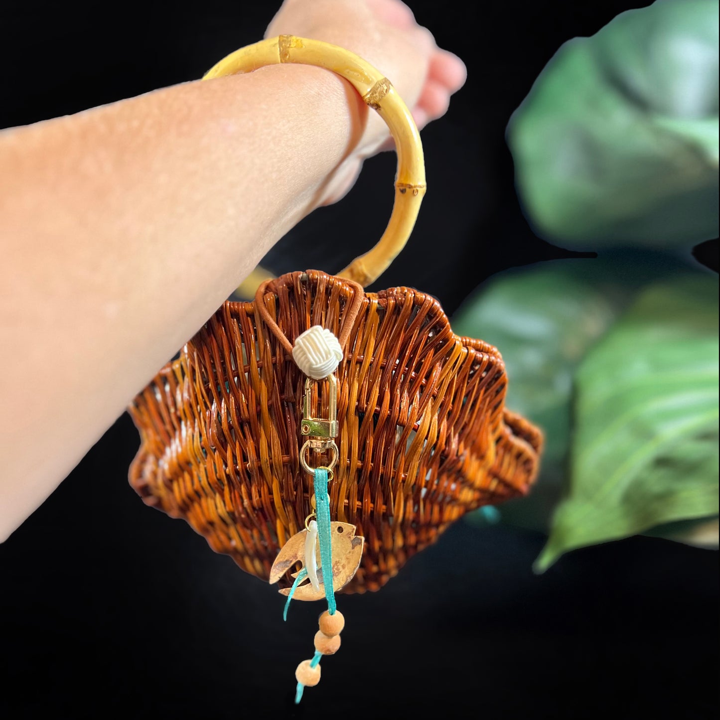 WICKER SHELL WRISTLET small