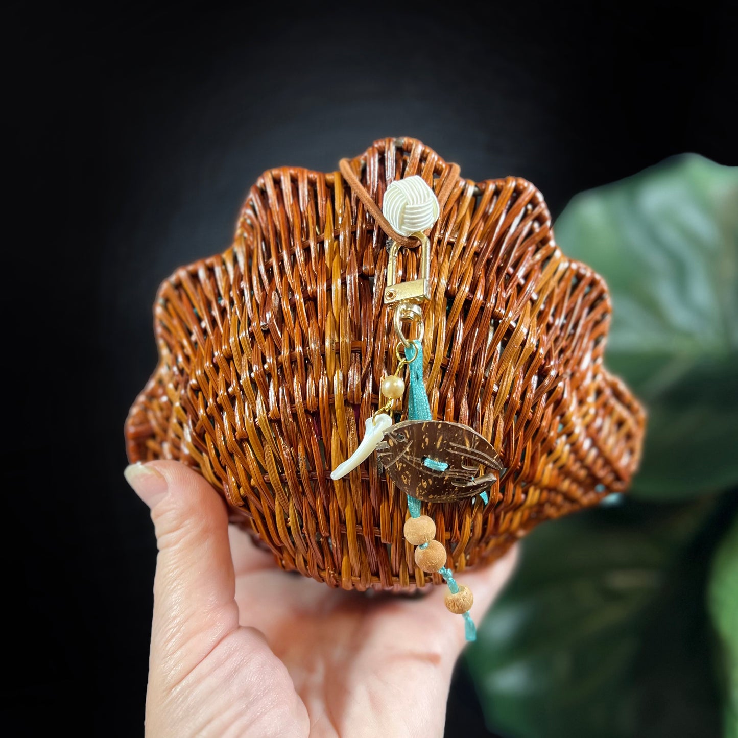 WICKER SHELL WRISTLET small